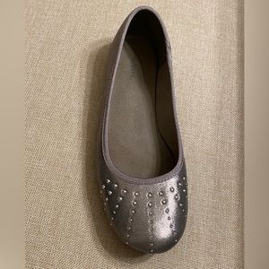 Gray flat shoes